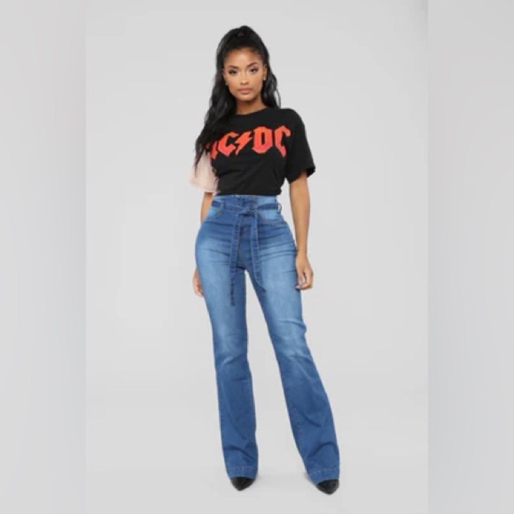 🔥 NWT 🔥 Fashion Nova Tanya Belted Flare Jeans - Medium Wash - Denim - Size 5